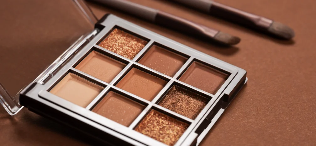 Eyeshadow palette in warm tones with brushes